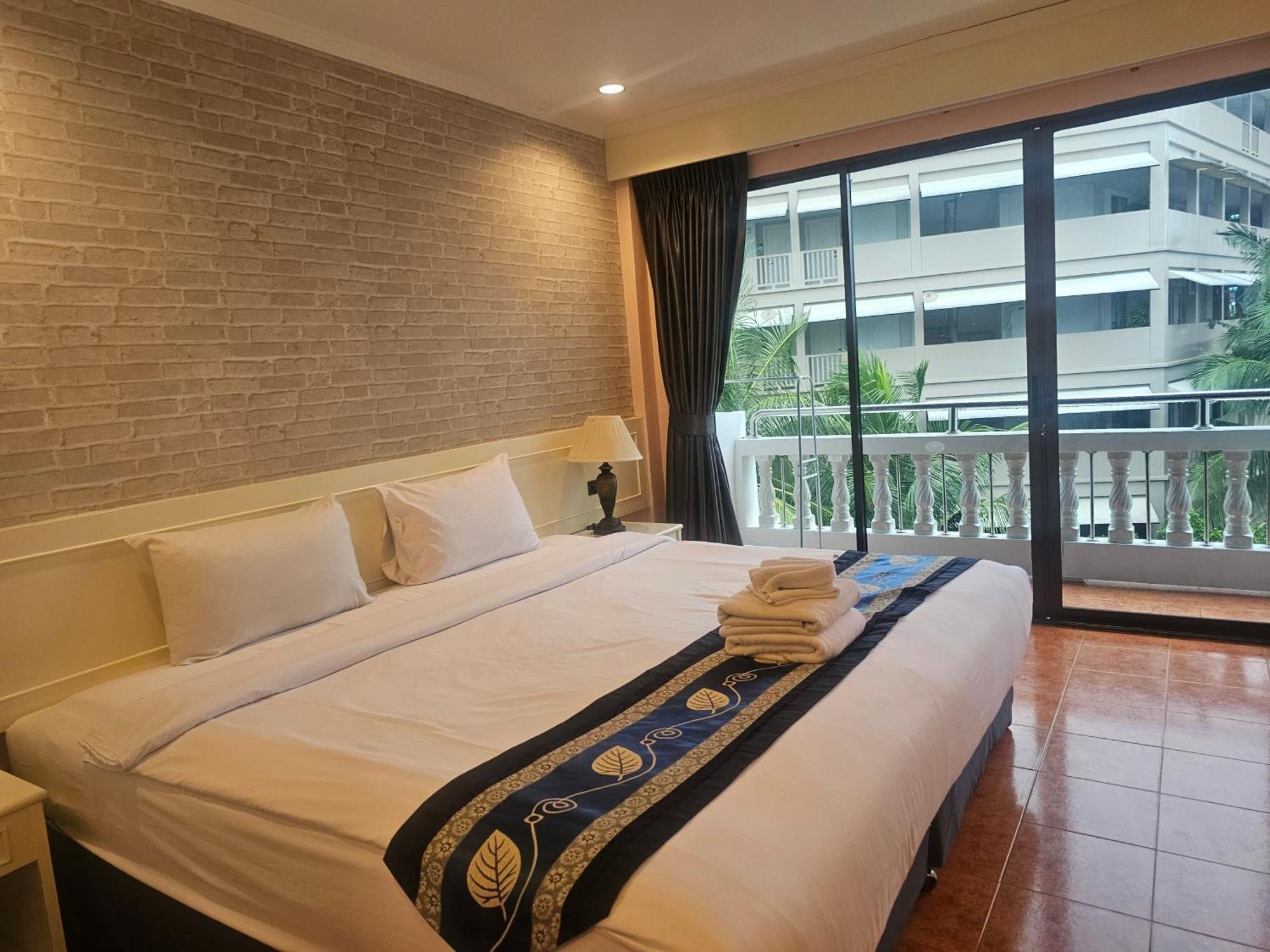 Patong Central Residence & Apartment Buitenkant foto