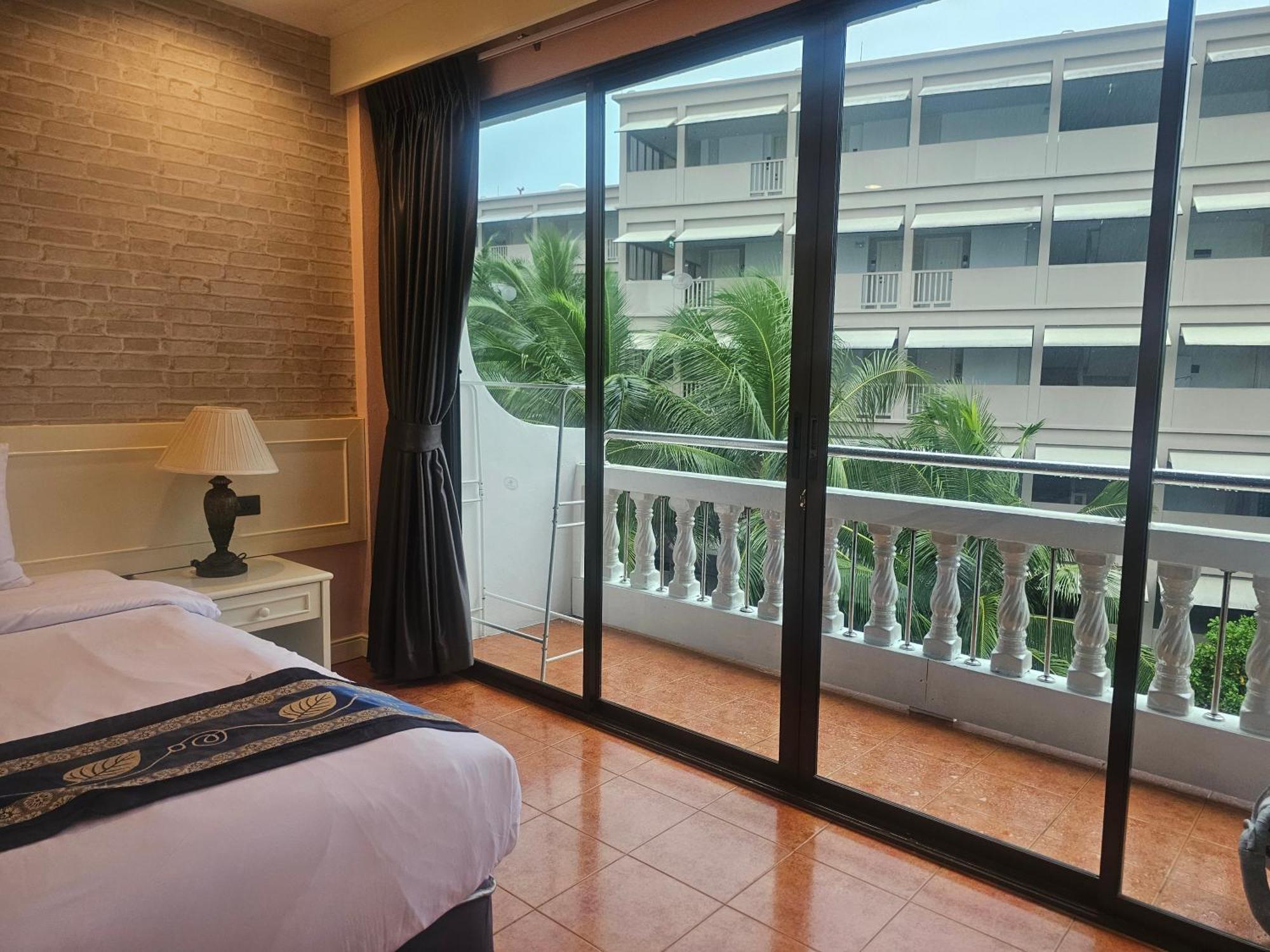 Patong Central Residence & Apartment Kamer foto