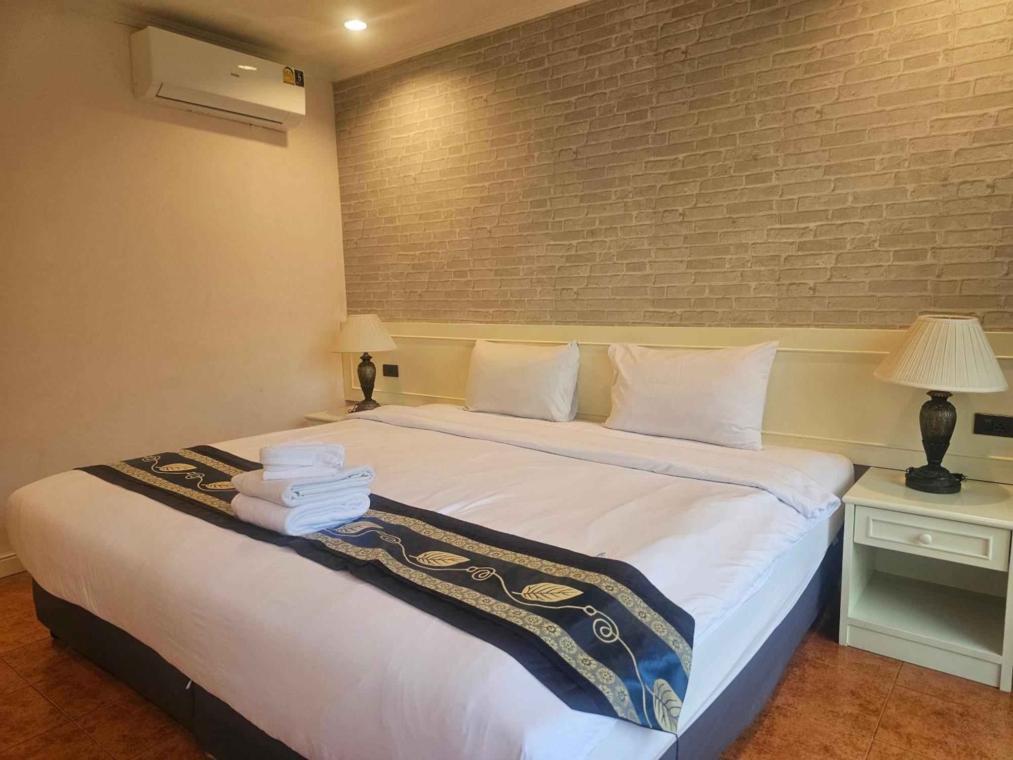 Patong Central Residence & Apartment Buitenkant foto